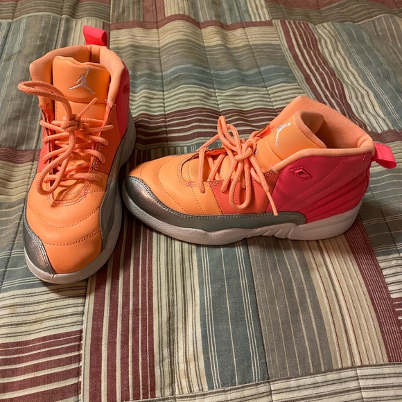 Girls Jordan sweatshirt, leggings and sneakers. - Picture 2 of 2